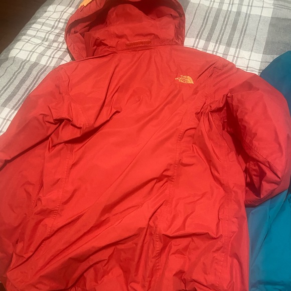 Woman the north face jacket very light for rain and work out. Am selling both - Picture 7 of 12